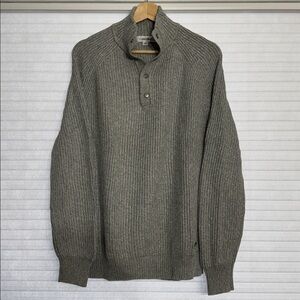Calvin Klein Men's 1/4 button Sweater in Light Gray. New without tags. Size M.